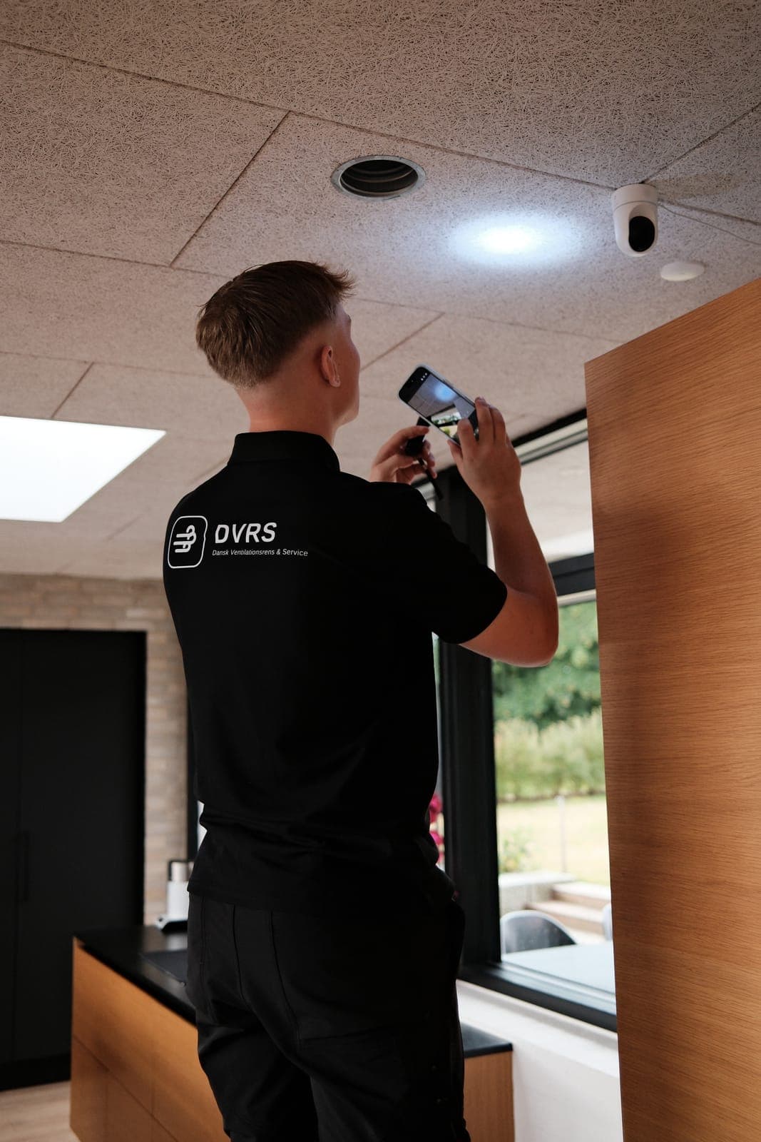 DVRS-tekniker fotodokumenterer arbejdet til servicehæftet